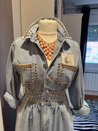 Vestido vaquero con tachuelas