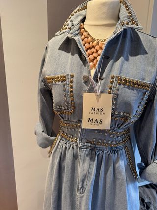 Vestido vaquero con tachuelas