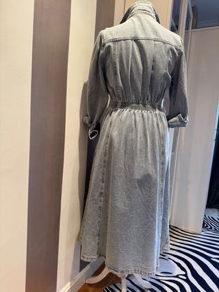 Vestido vaquero con tachuelas