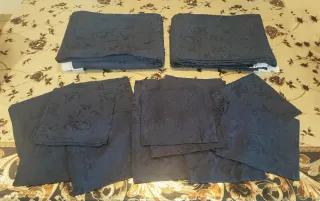 2 Tovaglie floreali blu con bordo bianco in pizzo