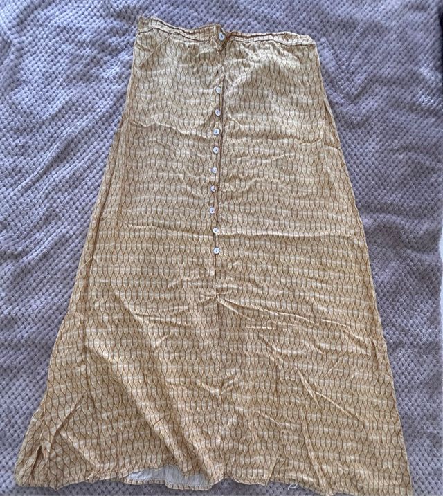 Falda midi hojas y botones nacarados