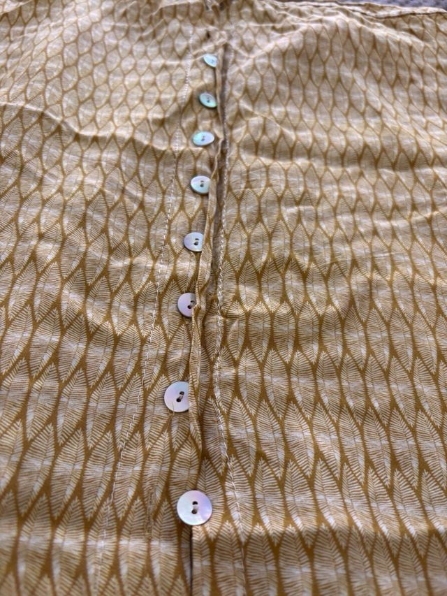 Falda midi hojas y botones nacarados