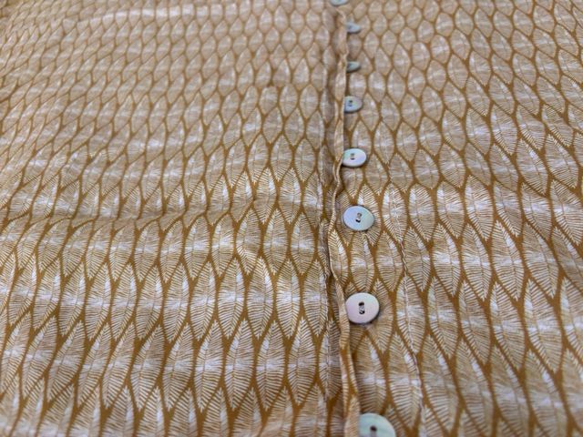 Falda midi hojas y botones nacarados