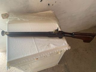 Alcabuz antiguo de madera y metal