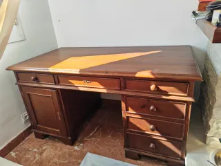 Mesa de despacho de madera
