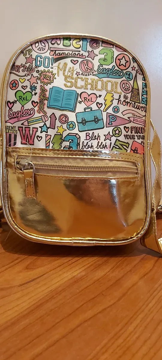 Niña. Mochila y diademas para niña