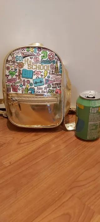 Niña. Mochila y diademas para niña