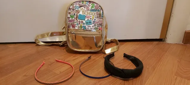 Niña. Mochila y diademas para niña