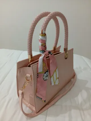 Bolso rosa con pañuelo y asa trenzada