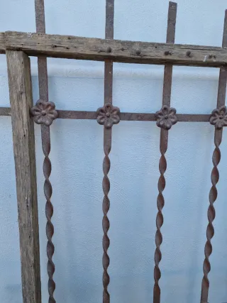 Reja antigua de madera y hierro forjado