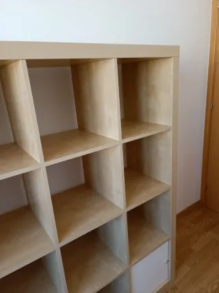 Estantería modular de madera Kallax. IKEA.