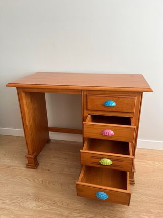 Escritorio madera con tiradores coloridos