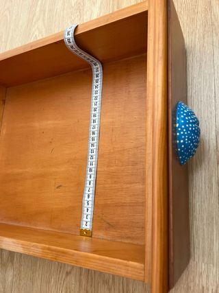 Escritorio madera con tiradores coloridos