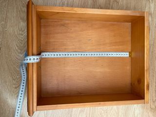 Escritorio madera con tiradores coloridos