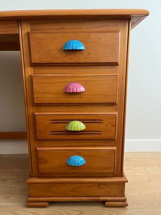 Escritorio madera con tiradores coloridos