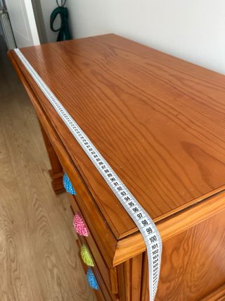 Escritorio madera con tiradores coloridos