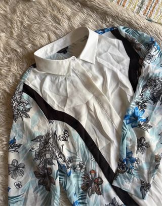 Camisa blanca y azul floral