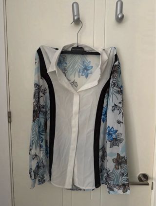 Camisa blanca y azul floral