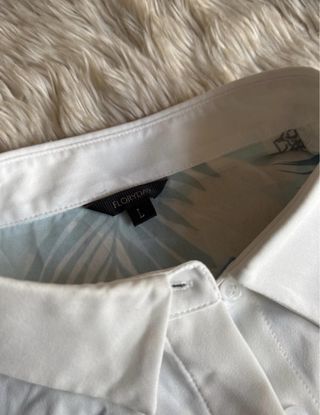 Camisa blanca y azul floral