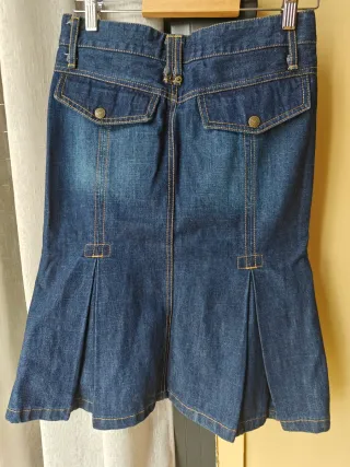 Falda vaquera midi ajustada y vuelo