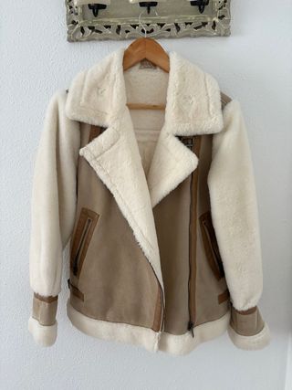 Chaqueta de invierno beige y blanca