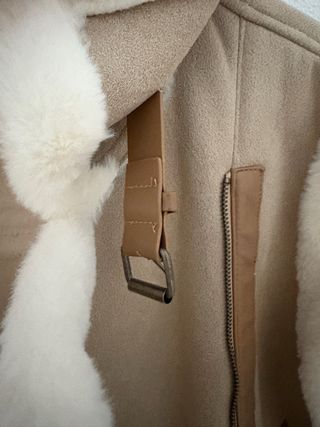 Chaqueta de invierno beige y blanca