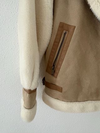 Chaqueta de invierno beige y blanca