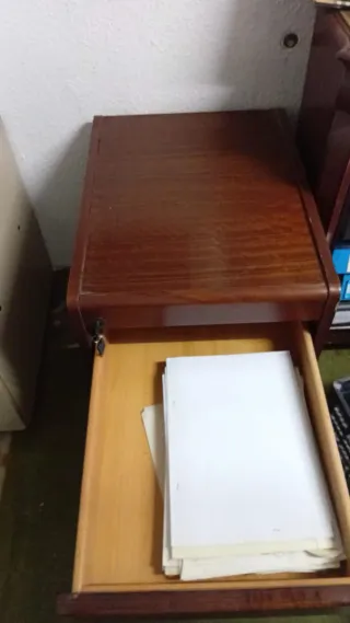 Cajoneras de oficina beige y marrón