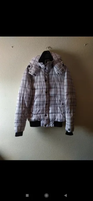 Cazadora Pull and Bear cuadros gris y blanco.