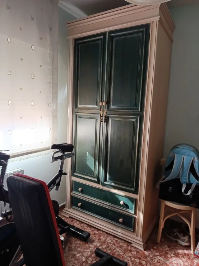 Armario de madera beige y verde