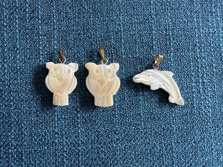 Colgantes de nácar: búhos y delfín