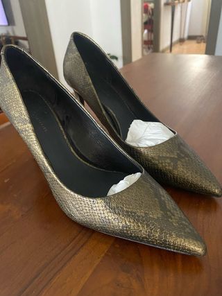 Zapatos de tacón Cortefiel estampado pitón. T40.