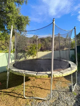 Cama elástica con red de seguridad