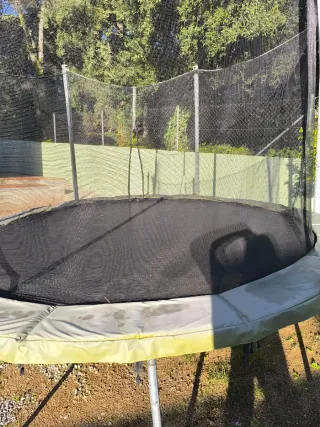 Cama elástica con red de seguridad