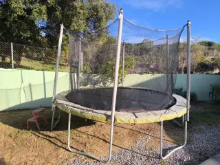 Cama elástica con red de seguridad