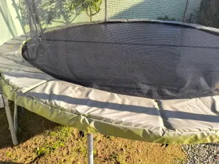 Cama elástica con red de seguridad