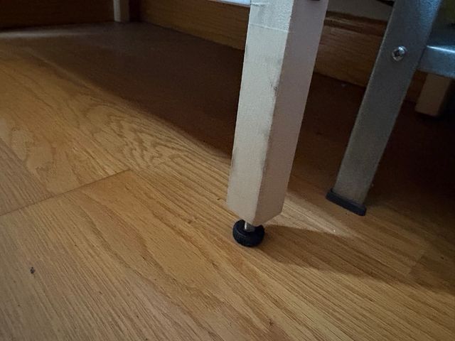 Estante de madeira e metal