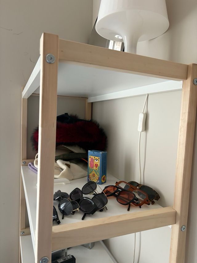 Estante de madeira e metal