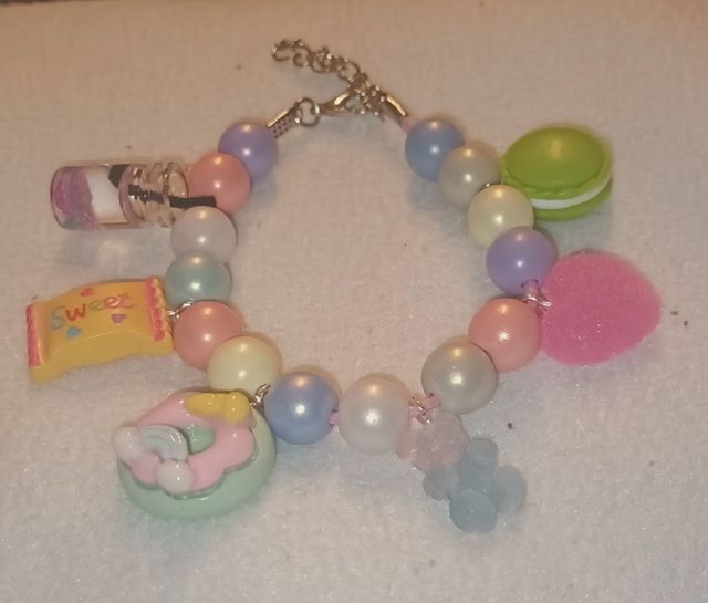 Pulsera con dijes de dulces y osito