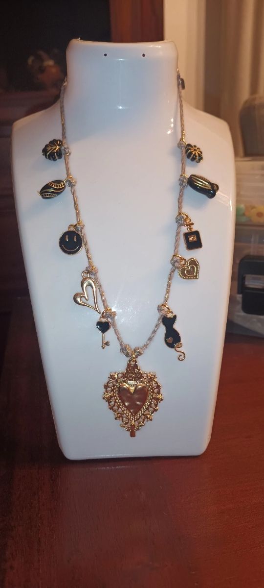 Collar con dijes corazón, gato, llave y más
