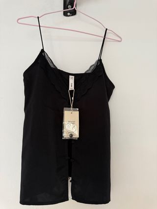 Blusa negra tirantes con botones