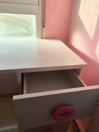 Escritorio de madera blanca con cuatro cajones