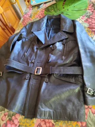 Chaqueta de cuero negra con cinturón