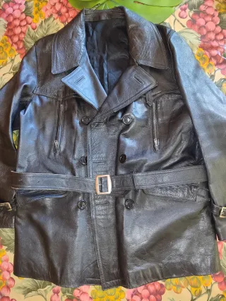 Chaqueta de cuero negra con cinturón