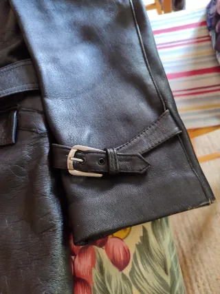 Chaqueta de cuero negra con cinturón