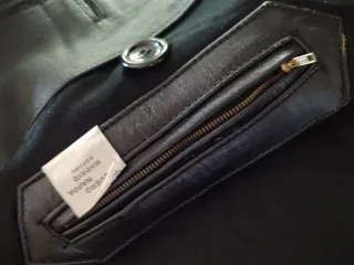 Chaqueta de cuero negra con cinturón