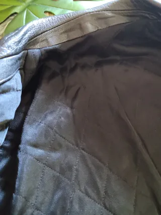 Chaqueta de cuero negra con cinturón