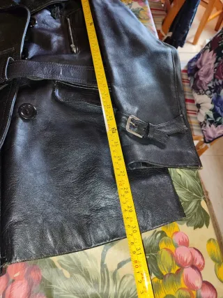 Chaqueta de cuero negra con cinturón