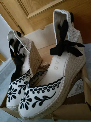 Alpargatas artesanales cuña bordadas negro y blanc