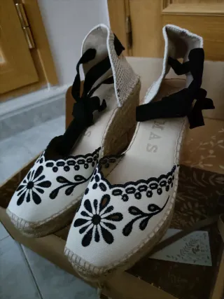 Alpargatas artesanales cuña bordadas negro y blanc
